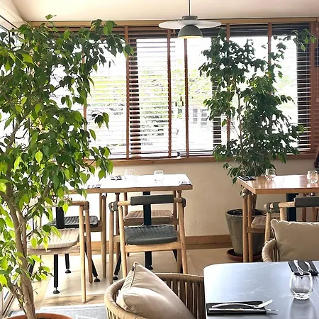 Le Royal Restaurant Hotel