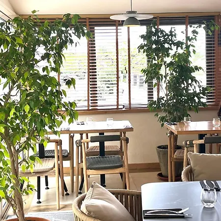Le Royal Restaurant Hotel