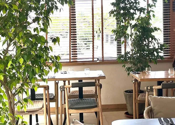 Le Royal Restaurant Hotel